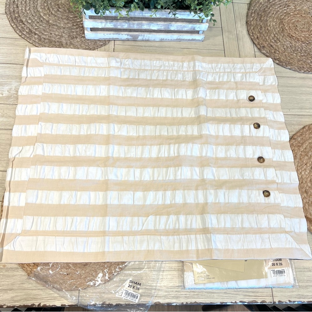 NWT 2 Orvis Seersucker Pillow Shams Milk & Sugar Stripes Brown Buttons‎ 20 x 26